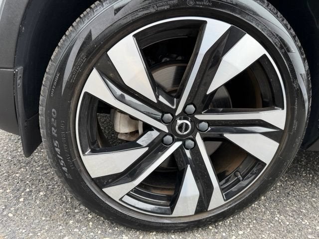 2024 Volvo XC40 Plus Dark Theme