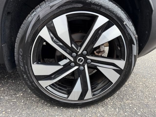 2024 Volvo XC40 Plus Dark Theme