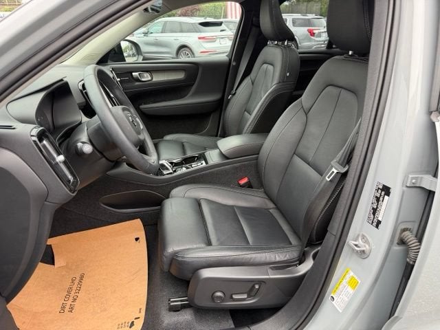 2024 Volvo XC40 Plus Dark Theme