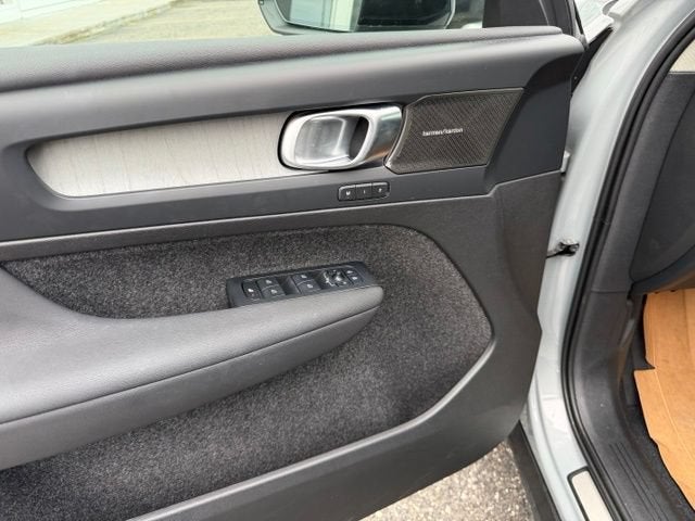 2024 Volvo XC40 Plus Dark Theme