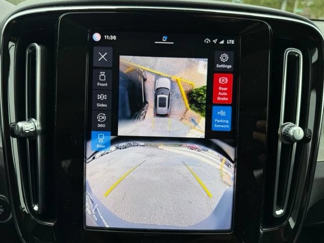 2024 Volvo XC40 Plus Dark Theme
