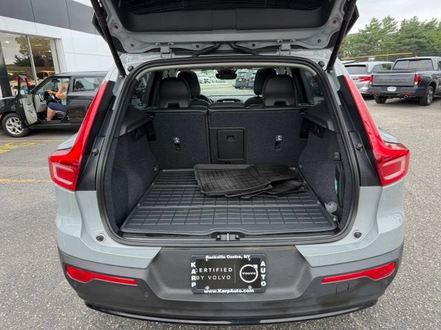 2024 Volvo XC40 Plus Dark Theme