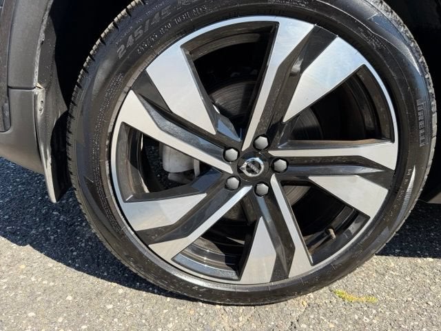 2024 Volvo XC40 Plus Dark Theme