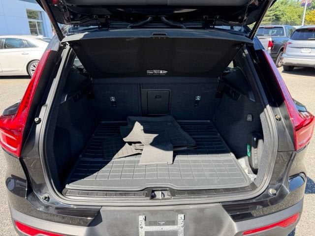 2024 Volvo XC40 Plus Dark Theme