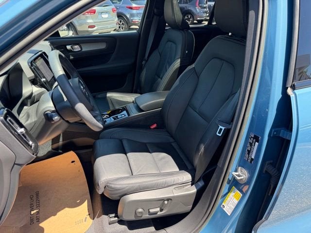 2024 Volvo XC40 Plus Dark Theme