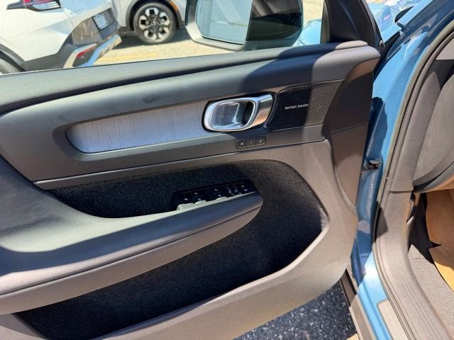 2024 Volvo XC40 Plus Dark Theme