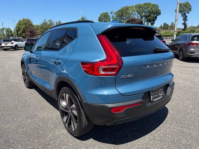 2024 Volvo XC40 Plus Dark Theme