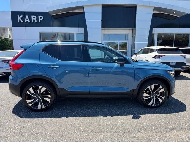 2024 Volvo XC40 Plus Dark Theme