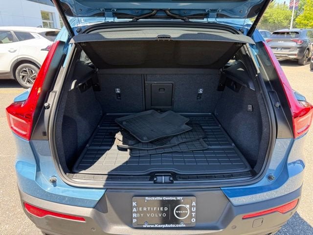 2024 Volvo XC40 Plus Dark Theme
