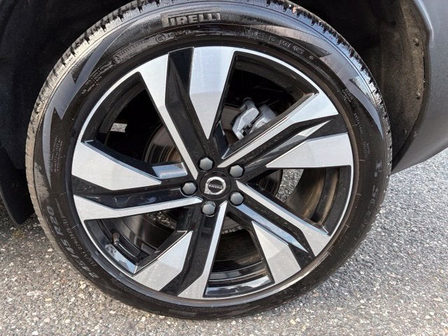 2024 Volvo XC40 Plus Dark Theme