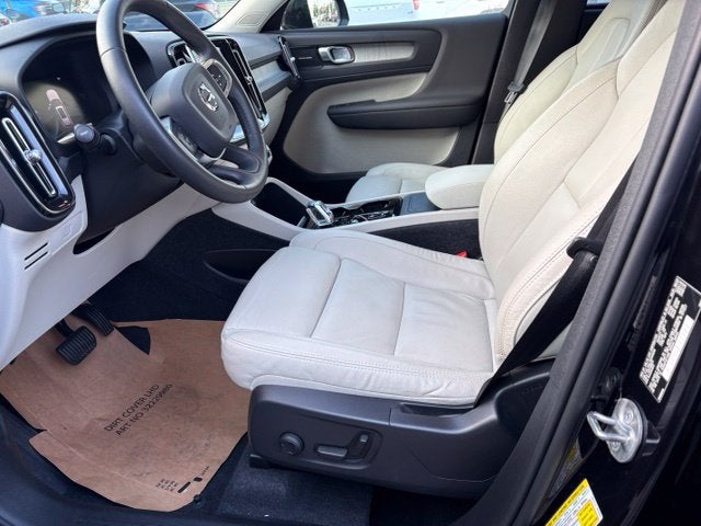 2024 Volvo XC40 Plus Dark Theme
