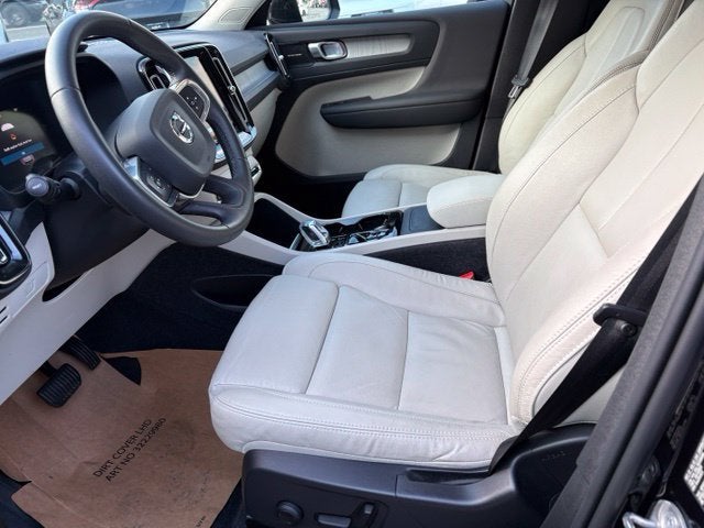 2024 Volvo XC40 Plus Dark Theme