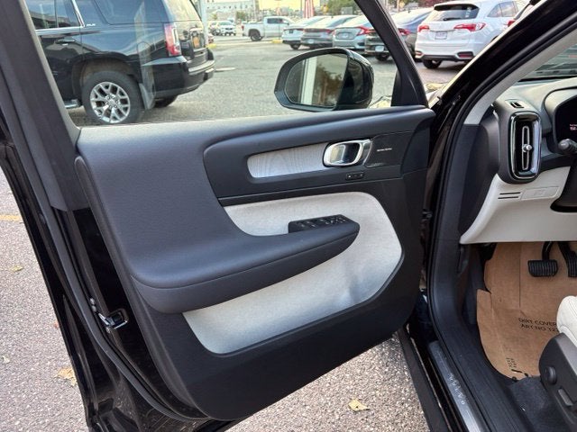 2024 Volvo XC40 Plus Dark Theme