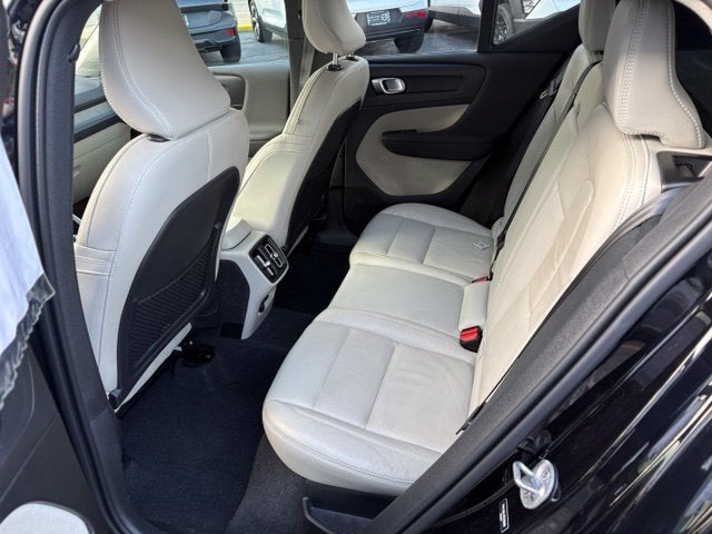 2024 Volvo XC40 Plus Dark Theme