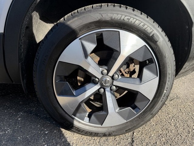 2023 Volvo XC40 Plus Bright Theme