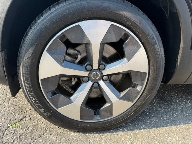 2023 Volvo XC40 Plus Dark Theme