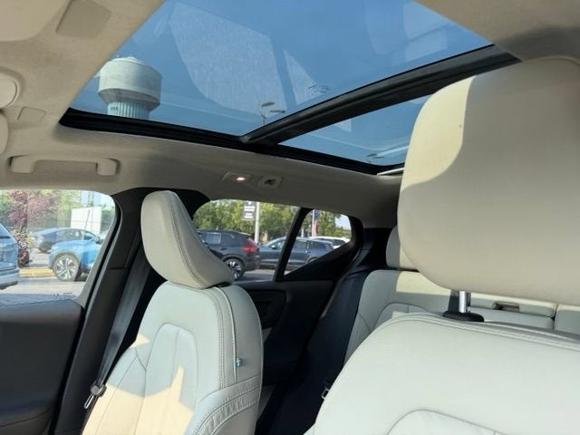 2023 Volvo XC40 Plus Dark Theme