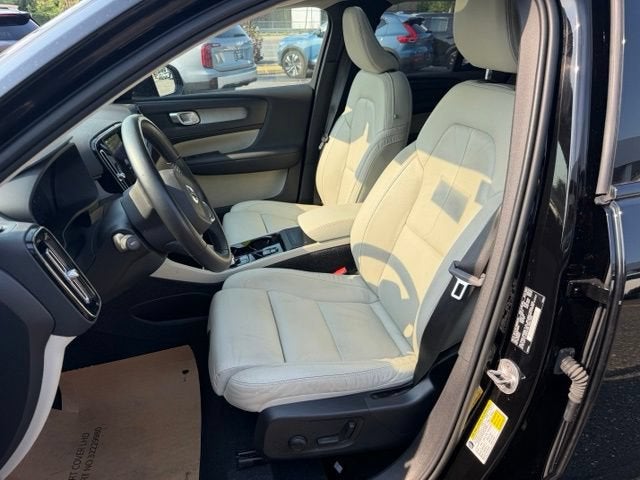 2023 Volvo XC40 Plus Dark Theme