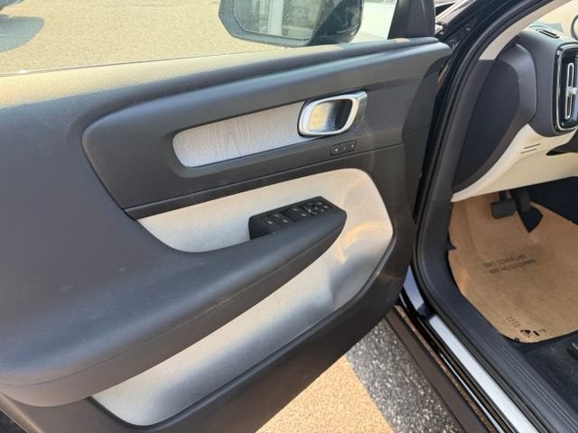 2023 Volvo XC40 Plus Dark Theme