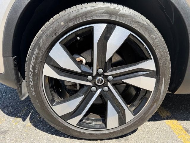 2023 Volvo XC40 Plus Dark Theme