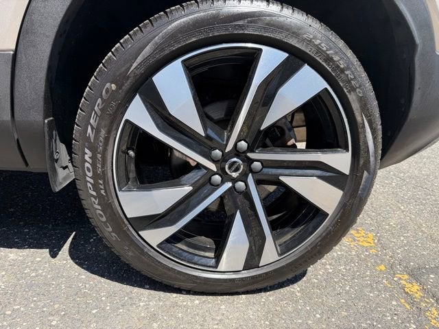 2023 Volvo XC40 Plus Dark Theme