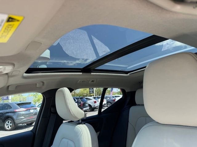 2023 Volvo XC40 Plus Dark Theme
