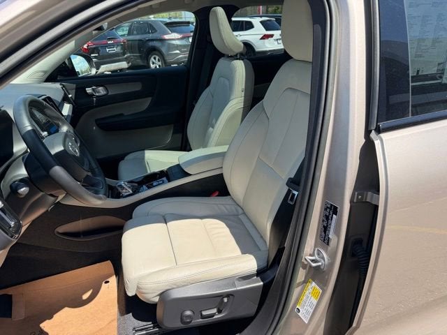 2023 Volvo XC40 Plus Dark Theme