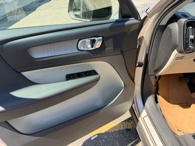 2023 Volvo XC40 Plus Dark Theme