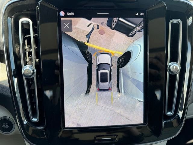 2023 Volvo XC40 Plus Dark Theme
