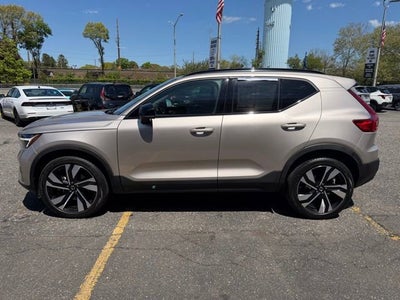2023 Volvo XC40 Plus Dark Theme