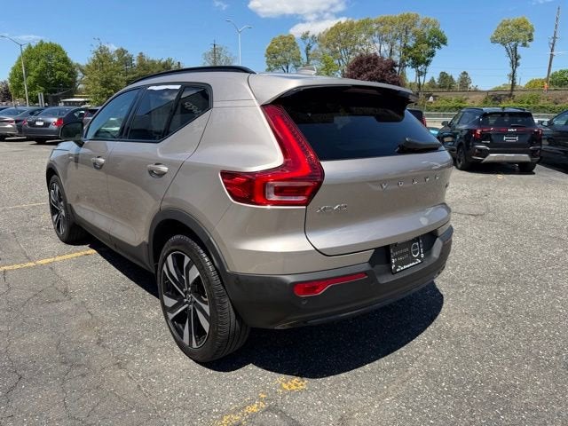 2023 Volvo XC40 Plus Dark Theme
