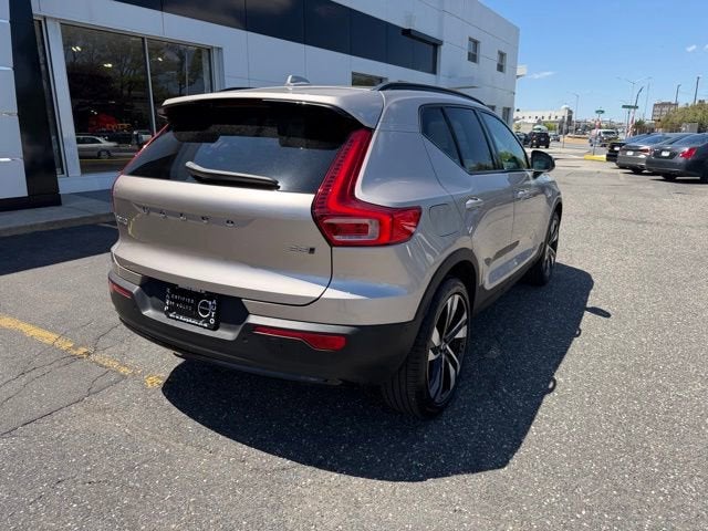 2023 Volvo XC40 Plus Dark Theme