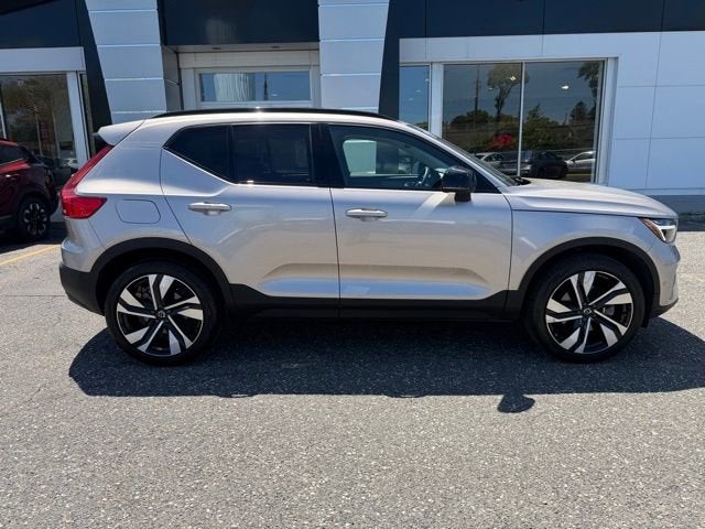 2023 Volvo XC40 Plus Dark Theme