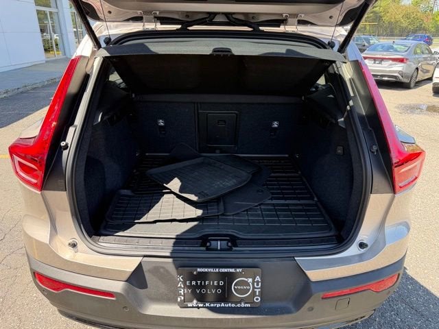 2023 Volvo XC40 Plus Dark Theme