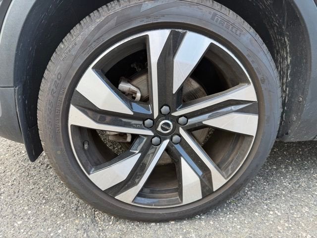 2023 Volvo XC40 Plus Dark Theme