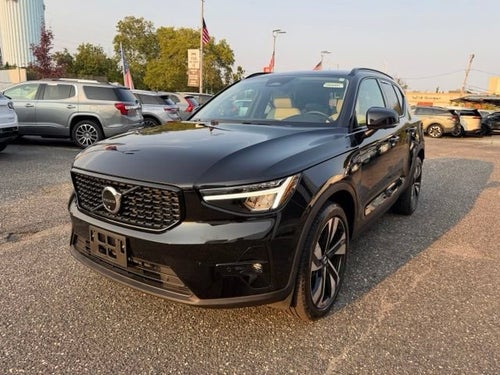 2023 Volvo XC40 Plus Dark Theme