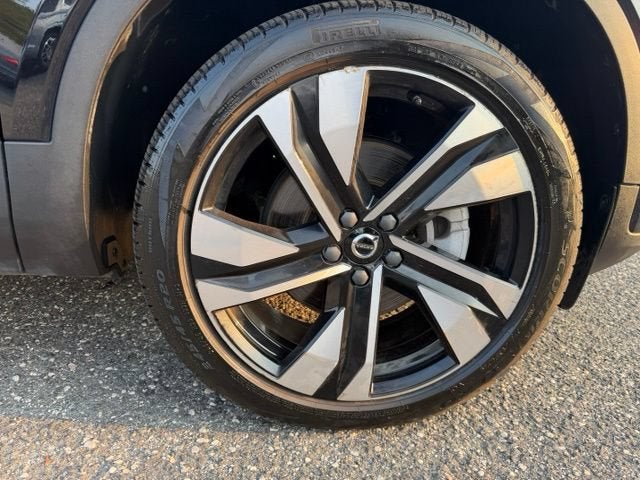 2023 Volvo XC40 Plus Dark Theme