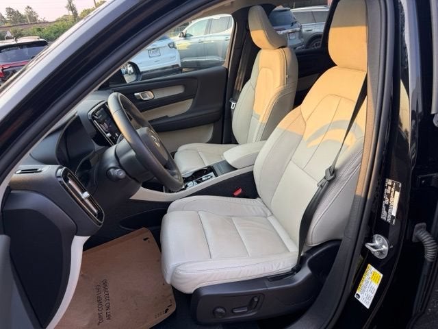 2023 Volvo XC40 Plus Dark Theme