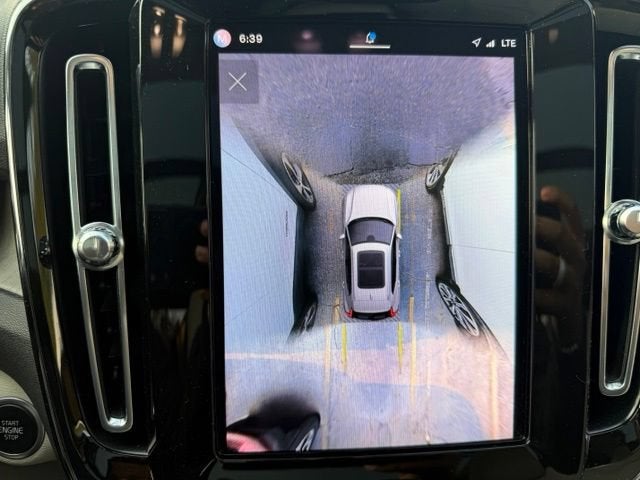 2023 Volvo XC40 Plus Dark Theme