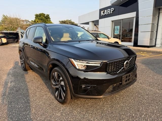 2023 Volvo XC40 Plus Dark Theme