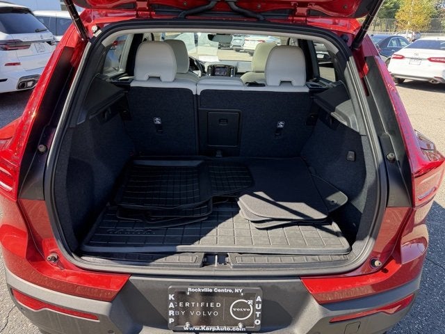 2023 Volvo XC40 Plus Dark Theme