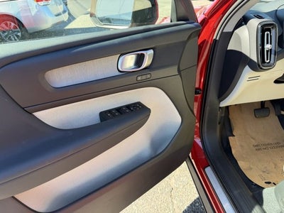 2023 Volvo XC40 Plus Dark Theme