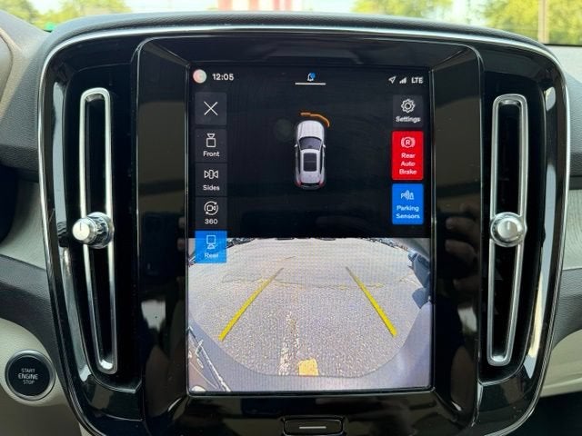 2023 Volvo XC40 Plus Dark Theme